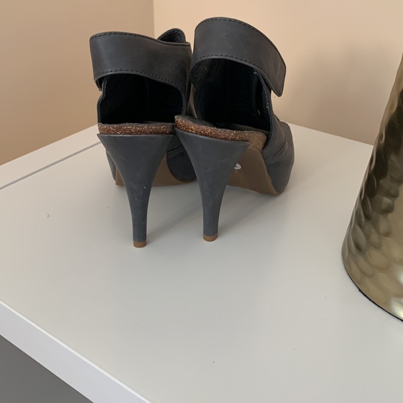 Vince Camuto, gray sandals - Picture 3 of 5
